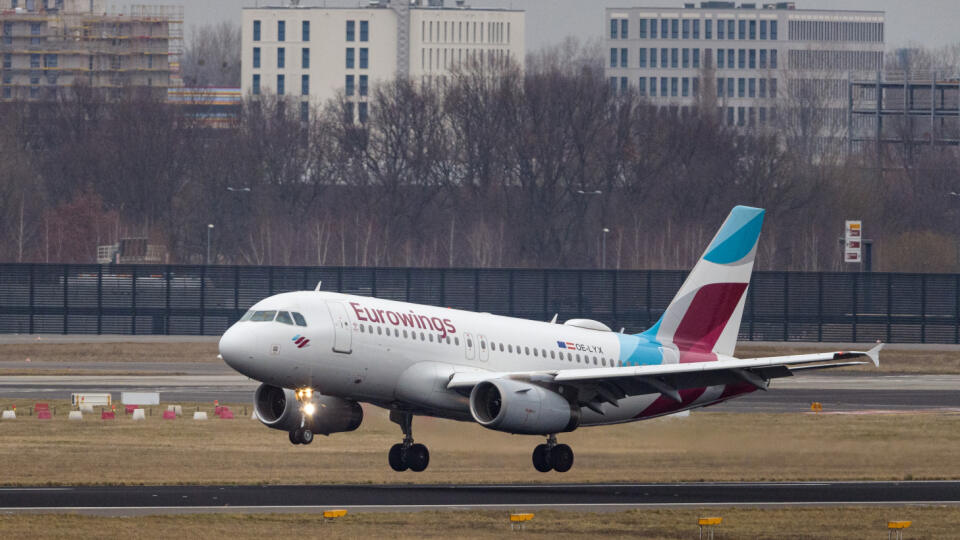 PK 1 archív Schönefeld - Na archívnej snímke z 23. marca 2021 lietadlo Airbus A319 spoločnosti Eurowings pristáva na letisku Berlín - Brandenburg v Schönefelde na predmestí Berlína. Eurowings, dcérske aerolínie nemeckej leteckej spoločnosti Lufthansa, očakávajú v tomto roku výrazné oživenie letov. Plánujú preto v priebehu nasledujúcich 12 mesiacov prijať približne 750 nových členov posádok. FOTO TASR/DPA
ARCHIV - 23.03.2021, Brandenburg, Schönefeld: Ein Airbus A 319 der Fluggesellschaft Eurowin