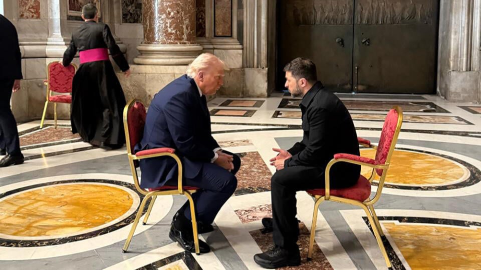 JB 65 Vatikán - Americký prezident Donald Trump(vľavo) a ukrajinský prezident Volodymyr Zelenskyj sa rozprávajú počas ich stretnutia krátko pred pohrebom zosnulého pápeža Františka vo Vatikáne v sobotu 26. apríla 2025. Americký prezident Donald Trump a ukrajinská hlava štátu Volodymyr Zelenskyj mali spolu „veľmi produktívnu diskusiu“ počas schôdzky, ku ktorej došlo krátko pred pohrebom pápeža Františka vo Vatikáne. Potvrdil to v sobotu Biely dom, informuje TASR na základe agentúr Reuters a DPA.