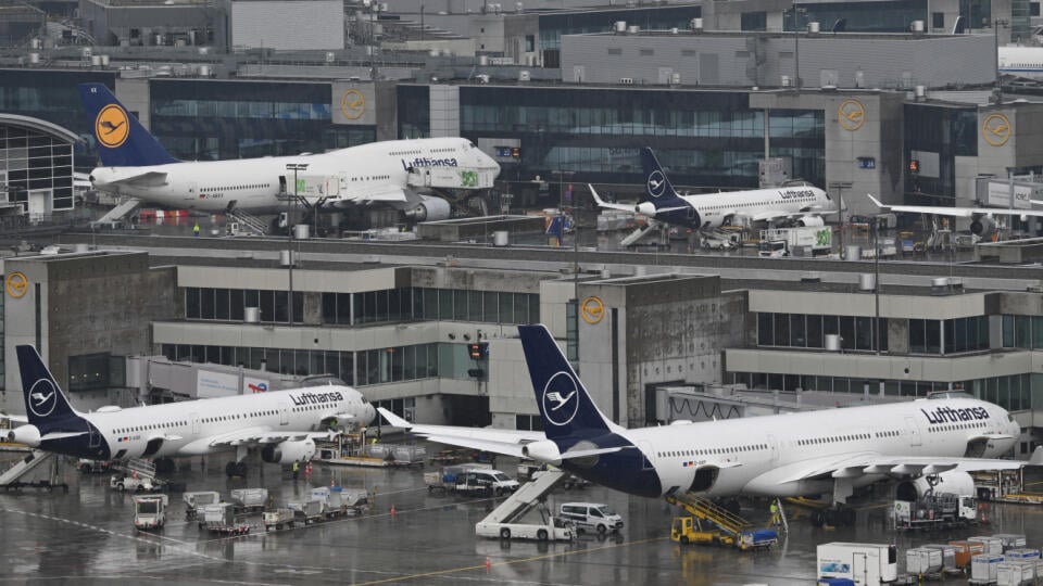 AZ22 archív Frankfurt nad Mohanom - Na archívnej snímke z 1. augusta 2024 lietadlá leteckej spoločnosti Lufthansa na letisku vo Frankfurte nad Mohanom. Nemecká letecká dopravná skupina Lufthansa, ktorej súčasťou je aj spoločnosť Brussels Airlines, oznámila v pondelok 11. novembra 2024, že predĺži pozastavenie svojich leteckých spojení s Tel Avivom do 15. decembra. Dôvodom je aj naďalej konflikt na Blízkom východe. FOTO TASR/DPA
ARCHIV - 01.08.2024, Hessen, Frankfurt/Main: Ein Airbus der Lufth