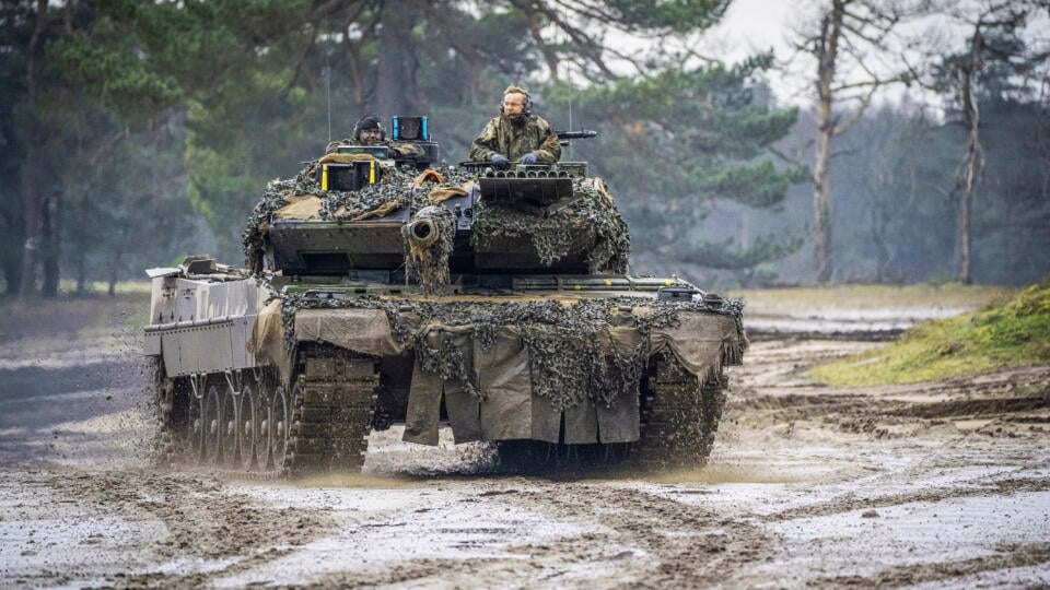 Defence Minister Boris Pistorius finds out about the performance of the Leopard 2 main battle tank at the 203 tank battalion in Augustdorf - The Federal Minister in the turret of a leopard main battle tank/010223
Visit of the Federal Minister of Defense to Panzer Battalion 203, Augustdorf, Germany - 01 Feb 2023,Image: 753552813, License: Rights-managed, Restrictions: , Model Release: no
