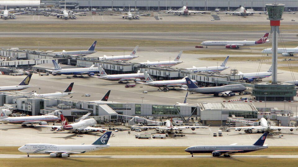 AZ33 archív Londýn - Na archívnej snímke z 10. augusta 2006 lietadlá na letisku Heathrow v Londýne. Britská vláda v stredu 29. januára 2025 vyjadrila podporu návrhu na výstavbu tretej pristávacej dráhy na londýnskom letisku Heathrow. Ministerka financií Rachel Reevesová uviedla, že projekt by mohol vytvoriť viac ako 100.000 pracovných miest a pomohol by rastu ekonomiky a zároveň by sa rešpektovali klimatické ciele. FOTO TASR/AP
FILE - Airplanes sit at stands around the control tower at Heathrow